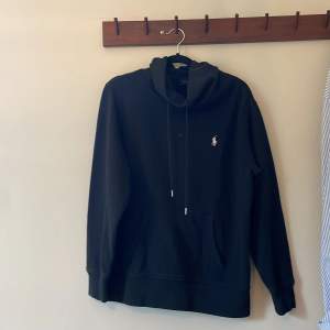 En jättefin Ralph Lauren hoodie. Originalpris 1600kr säljer för 450kr. Säljers pågrund av att den inte kommer till användning.