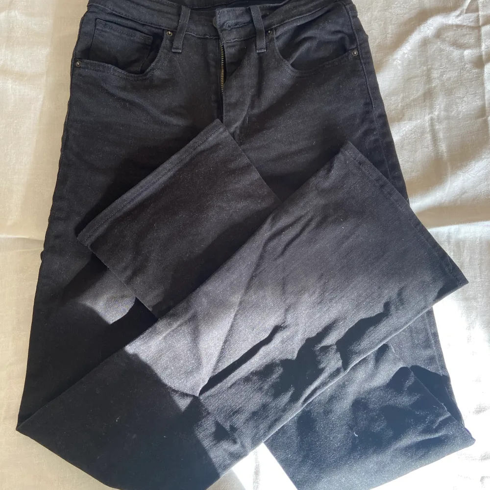 Snygga svarta bootcut jeans från Levi’s. Mycket bra skick. Storlek w25. Modell 725 high Rise bootcut. Nypris 1199kr. . Jeans & Byxor.