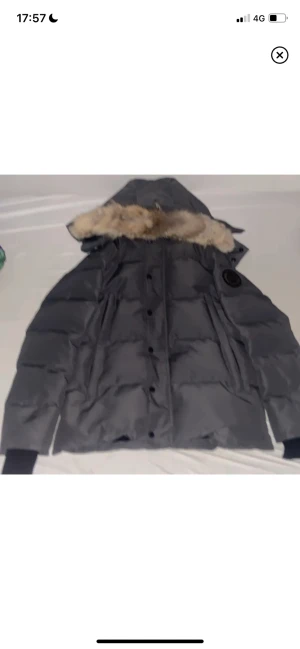 canada goose jacka köpt för 1,5 år sen- Mitt pris 4500 - canada goose jacka skick 10/10  - Storlek S (säljer billigt pga behov av pengar just nu) kan gå ner i pris vid snabbaffär!