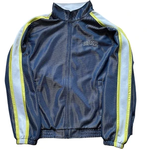 Supreme zip up - Supreme Bonded Mesh Track Jacket Large. Kom dm vid frågor eller fler bilder!