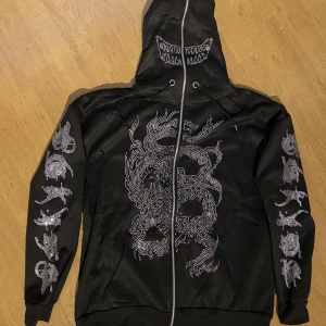 Rhinestone hoodie  - Rhinestone hoodie med full dragkedja. Lite billigt material men snygg ändå. 