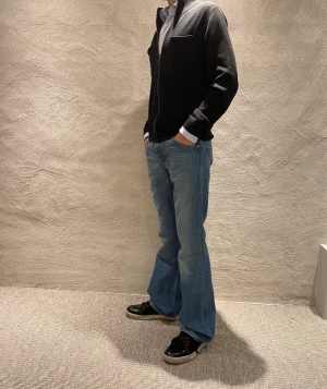 Levis jeans  - Hej! Sjukt snygga Levis jeans, modellen är 184cm lång och väger 68kg. W30 L34