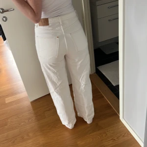 Jeans - Vita jeans med beiga sömmar från Hm storlek 40 jag är 38 så lite små i storlek raka i benen jag är 175cm så om du är kortare går de hela vägen i golvet