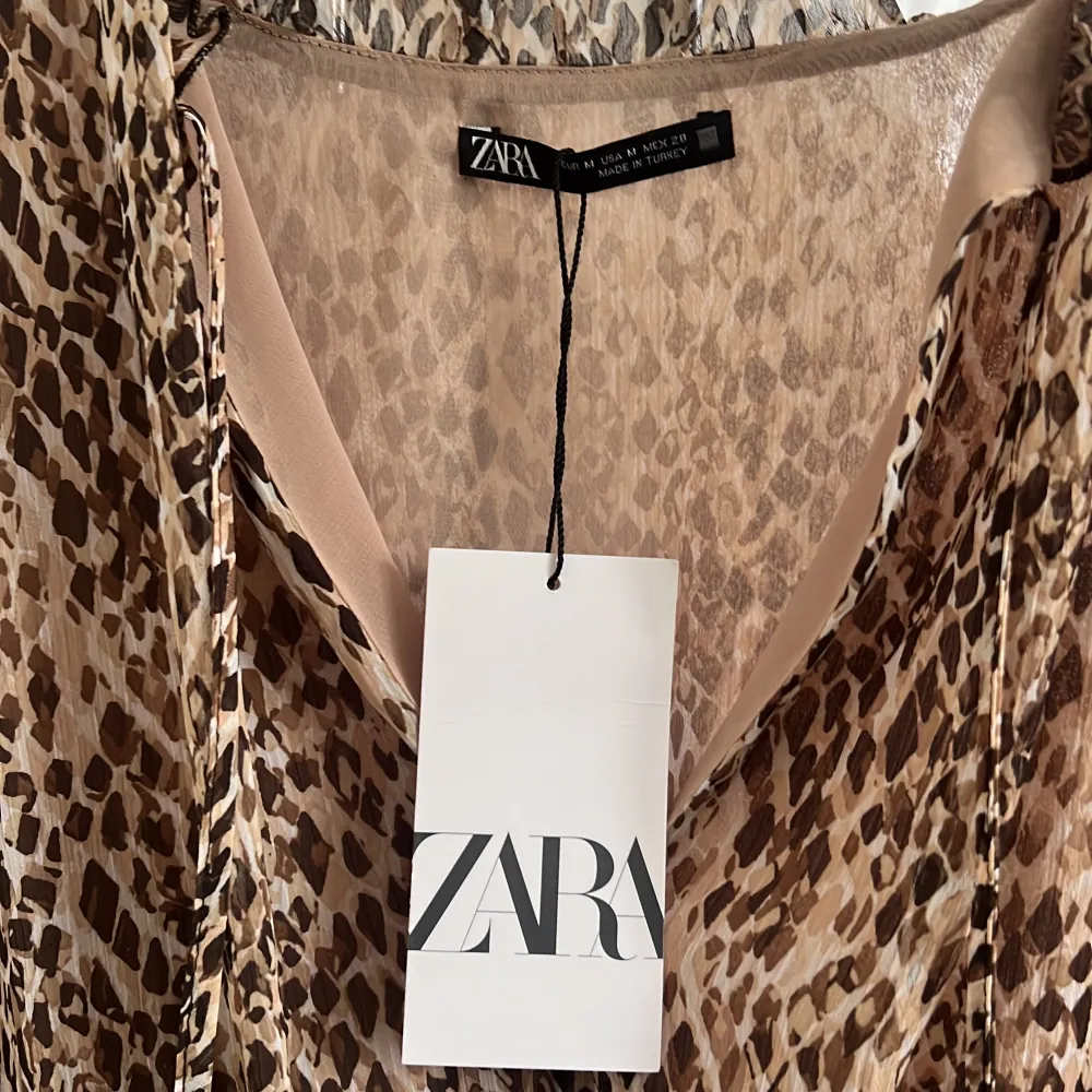 Super fin oanvänd Zara klänning i storlek M. Klänningen är aldrig använd och passar super bra till  utekvällar och middagar osv. . Klänningar.