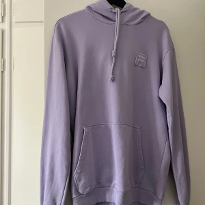Fila hoodie - Lila hoodie från märket Fila. Aldrig använd. Storlek 36.