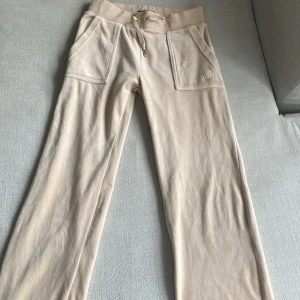 Juicy byxor  - Ett par skit snygga juicy byxor använder aldrig för dom är tyvärr för långa 