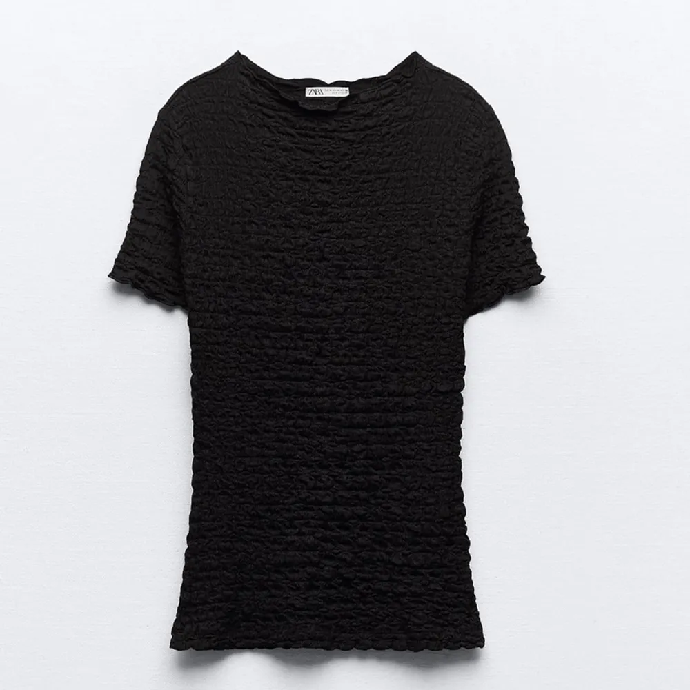 Svart T-shirt från Zara i storlek S. Helt ny och endast provad. Säljer då den inte kommer till användning. Har dock sett att den har ett hål uppe vid halsen (sista bilden) syns inte på långt håll💕. T-shirts.