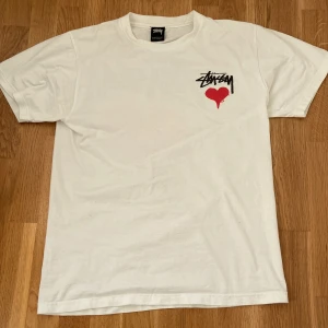 Stussy t-shirt - Vit fet stussy tisha som jag säljer för att den inte kommer till användning!! Priset kan diskuteras.