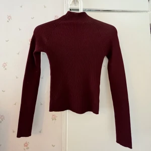 Vinröd polotröja - En vinröd polotröja från Bershka i storlek XS. Endast använd fåtal gånger, som ny. Skriv för mer bilder 💖