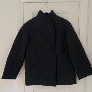 Quiltad jacka - Quiltad svart jacka från Arket. Snygg model och skön passform perfekt nu för Hösten! Använd fåtal gånger så är i fint skick. 