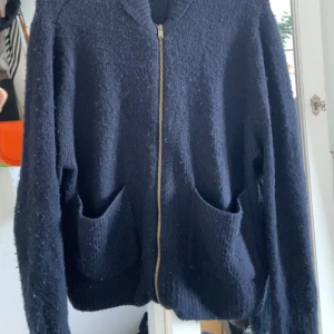 Stickad kofta - Jätte fin stickad kofta ifårn hm som ör lite nopprig storlek xs men ör oversized så skulle säga med s/m