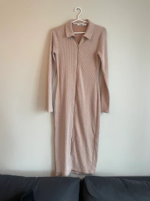 Stickad klänning - Ribban klänning från NAKD i storlek S