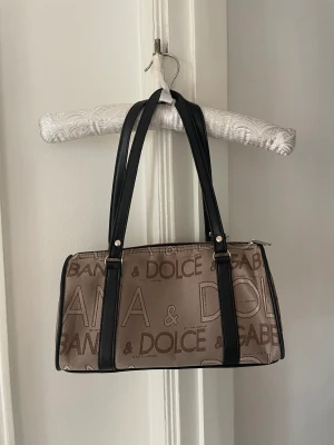 Y2K-väska  - Fake Dolce & Gabbana-väska i y2k-stil. I gott skick! Rymlig och fin💕