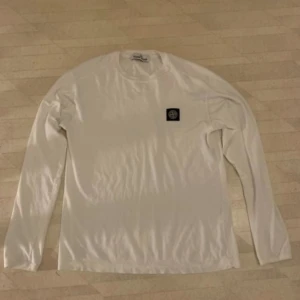 Stone island  - En fin vit långärmad Stone island tröja i storlek S