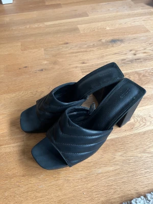 Svarta klackar - Jättefina klackar köpta i Nice förra sommaren, använda ca två gånger så mycket bra skick💕