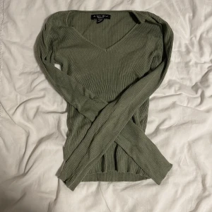 Snygg Hösttröja - Fin tröja från new yorker, mycket bra kvalite och fin färg som är lätt att kombinera med annat. Fin passform och framhäver formerna!! Lite mer v ringad. Knappt använd så nyskick, funkar på medium då den också är stretchig! 