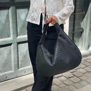 Design by si väska - Jättefin och rymlig väska ifrån design by si (slutsåld), aldrig använd, säljer för en kompis 💕