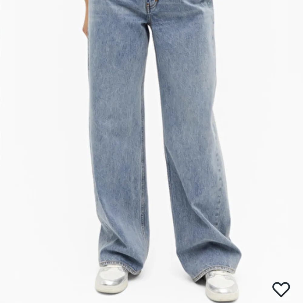 Vida jeans. Jeansen är i samma storlek som modellen på bilden har på sig.💙. Jeans & Byxor.