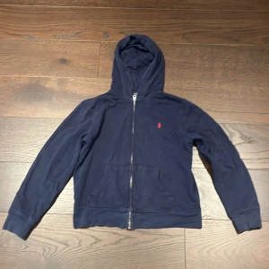 Ralph lauren zip hoodie  - Säljer min Ralph lauren zip hoodie då den är för liten. Skicket är 8/10 utan defekter. Storleken är 14-16 år. Mitt pris är 250 kr.