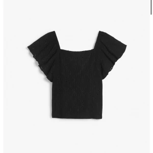 Säljer denna söta blus från kappahl i vit - Jättefin vit blus/ topp från Kappahl 