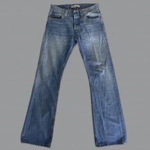 Levis 512 Bootcut Jeans - Levi’s 512 bootcut jeans (vintage). Dessa jeans har en riktigt fet bootcut passform som lägger sig perfekt över skorna. Ljusblå färg, inga slitage. Säljer pga lite för långa för mig. Skriv privat för fler bilder/frågor osv. 🤝