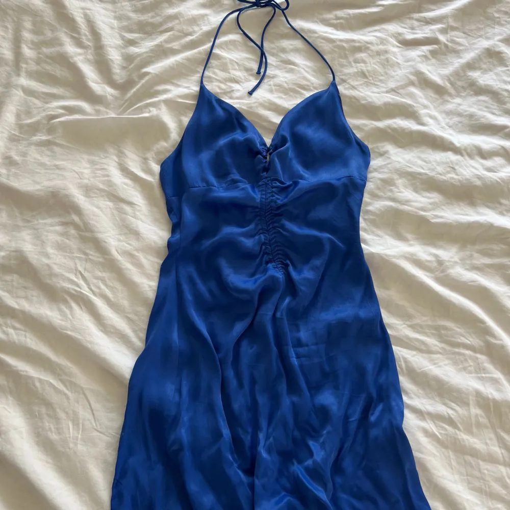 Sååå fin klänning från Zara i unik färg som tyvärr inte kommer till användning, endast använd 1 gång. Möts upp i Sthlm, annars står köparen för frakten 💜💕 ‼️Första bilden lånad av @Elinsoderstedt på Plick‼️. Klänningar.