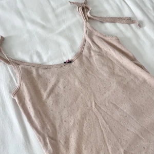 pointelle linne från &otherstories - pointelle linne med knytdetalj! gulligt bara som den är men går också att layer med inför kallare säsonger 💕nypris 390kr