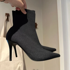 Klackskor - MANGO  - Sjukt fina klackskor från Mango i storlek 38! Den är endast använd EN gång och är mycket efterfrågad. Passar tyvärr inte mig längre pga graviditeten. Är i jättefin skick, kan säga helt ny😊 köpt för 799kr men kommer inte till användning, säljer för 349kr