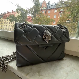 Kurt Geiger väska - Intressekoll på en superfina väska från kurt geiger storlek mini färg grå💕