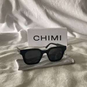 Ett par svarta Chimi 04 En ovanlig modell Säljer för att de inte kommer till användning. Väldigt fint skick och sparsamt använda. Box, fodral och dustbag medföljer Skriv om intresse