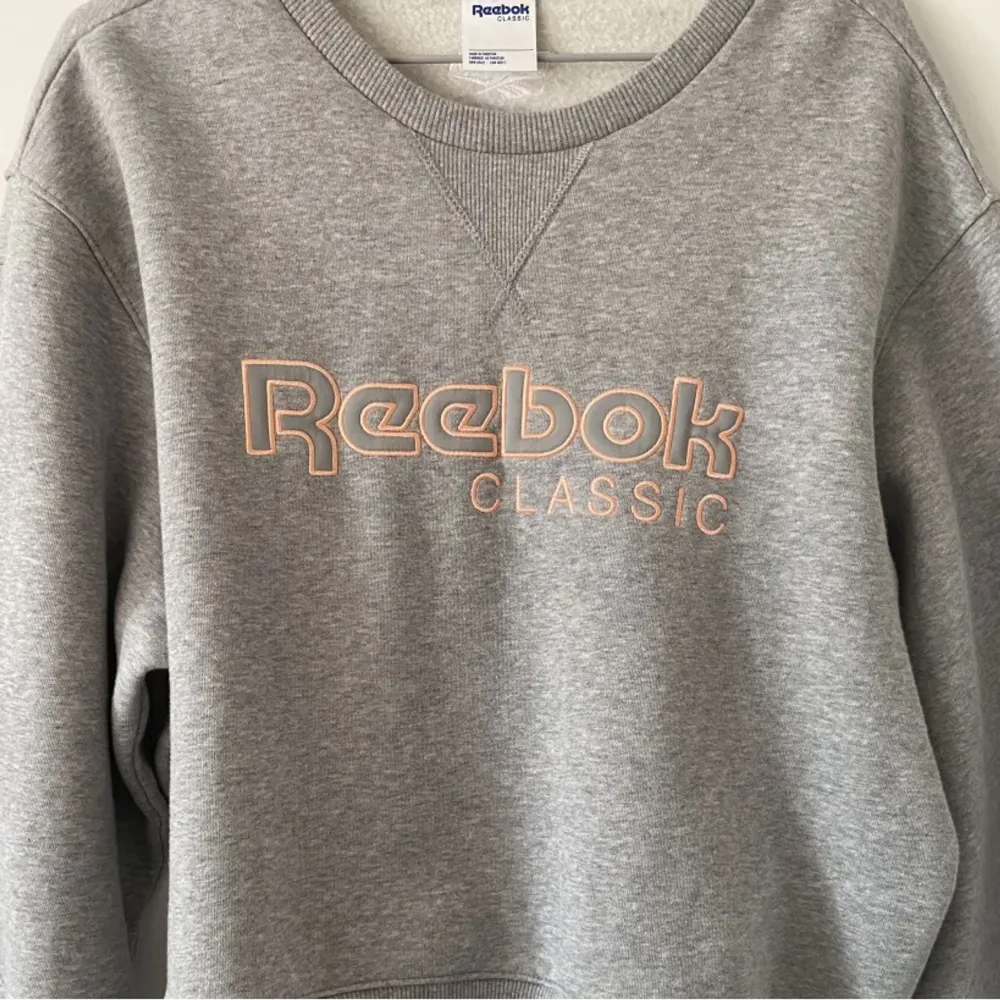 Säljer denna otroligt mjuka och snygga sweatshirt i fleece från Reebok i storlek XL men skulle mer säga L kanske M. Den är i kortare modell. Endast testad. . Hoodies.