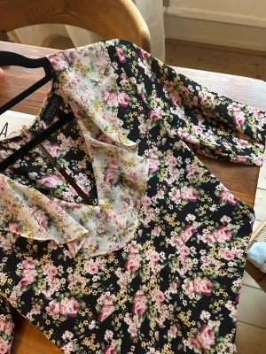 Blommig klänning - Kort romantisk klänning från TopShop i fint skick. 