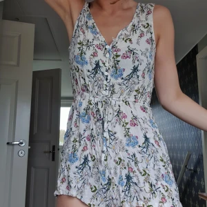 Bodysuit - Jättefin Bodysuit med blommigt mönster och ribbad textur. Aldrig använt då jag blev för lång för den innan jag hann använda den. Jag är 174 cm lång så är du under det och tycker att det är något som skulle passa dig så rekommenderar jag den starkt!