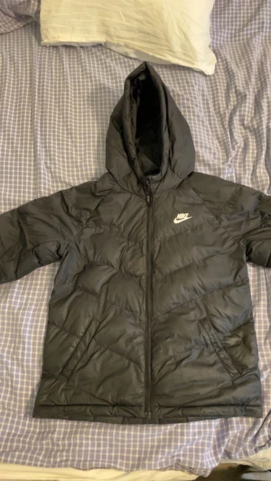 Nike vinter jacka barn - Säljer en Nike vinter jacka för barn. Jackan är storlek XL men då i kids size. Jackan är i bra skick och inga fel på den.  Finns i Göteborg