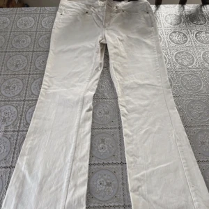 Utsvängda vita jeans - Jättesnygga utsvängda jeans i strl 38, har små fläckar längst ner som knappt syns, skriv vid frågor 🩷