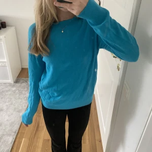 blå stickad zara tröja - Skön tunn stickad tröja från zara💓säljer då den aldrig kommer till användning  Pris kan diskuteras 