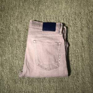 Säljer nu ett par feta Scotch and Soda jeans i storlek 32/32. Det är inga defekter på jeansen, inga fel eller skador. Skriv om du har fler frågor 