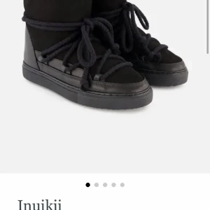 Inuikii skor  - Inuikii skor!  Lite slitna, annars funkar dom jätte bra och tvättar dom innan som köps! Budgivningen gils inte‼️ pris e nu 1000kr + frakt