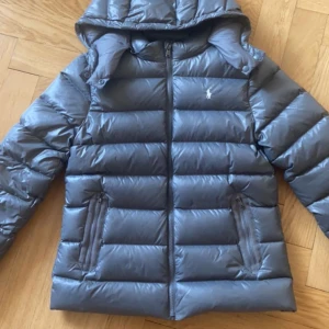 Polo Ralph lauren jacka - Helt ny jätte fin grå grön Ralph lauren jacka inköpt från NK Stockholm. Oandvänd