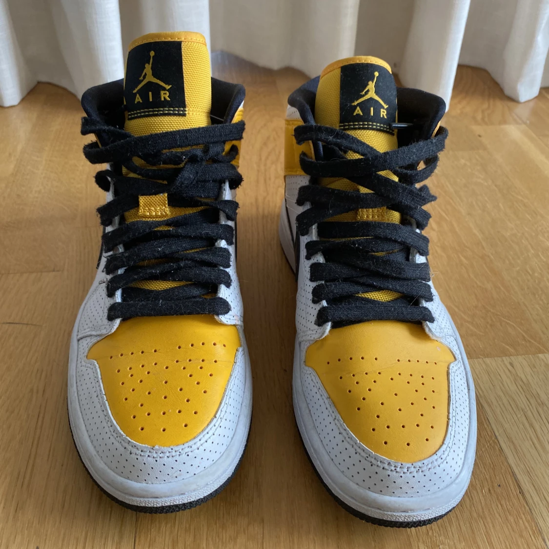 Air jorden 1 mid Perforated White University Gold’ - 90