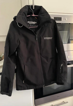 everest - Softshell Jacka i mycket fint skick dock något svag fläck vid armen. 