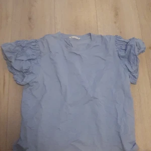Tshirt - Säljer denna blåa tshirt med "stora" ärmar från zara. Kontakta innan köp💗