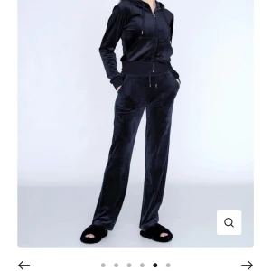 Juicy sett!! - Säljer mitt juicy sett som jag nästan aldrig har använt, tvättat Max 1 gång super fint skick, skriv privat för mer info❤️❤️byxorna ser inte så nya ut men det är för att det har legat i min låda jätte länge eftersom att jag inte har använt de❤️