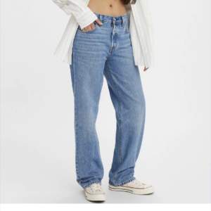 Levis jeans i modellen ”90s jeans” färg drew me in. Säljer då dem är tyvärr för stora. Använda ett par fåtal gånger. Nypris 1250 kr. 😊