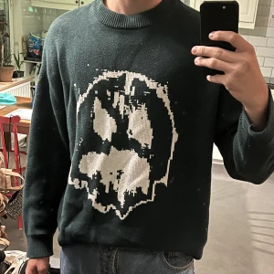 Weekday Sweatshirt  - En väldigt varm och skön stickad Sweatshirt från Weekday, perfekt för vinter. Jättefint skick och har inga skador!