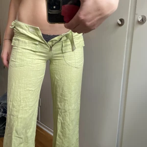 DOLCE & GABBANA linne byxor - Jättesnygga lågmidjade ljus gröna linnebyxor från Dolce Gabbana vet dock ej om dom är äkta men snygga och vintage ändå. Är lite för små för mig som brukar ha 29/30 i midjan men det är storlek W26/L33 så det är därför,  också lite för korta på mig, 171 cm 
