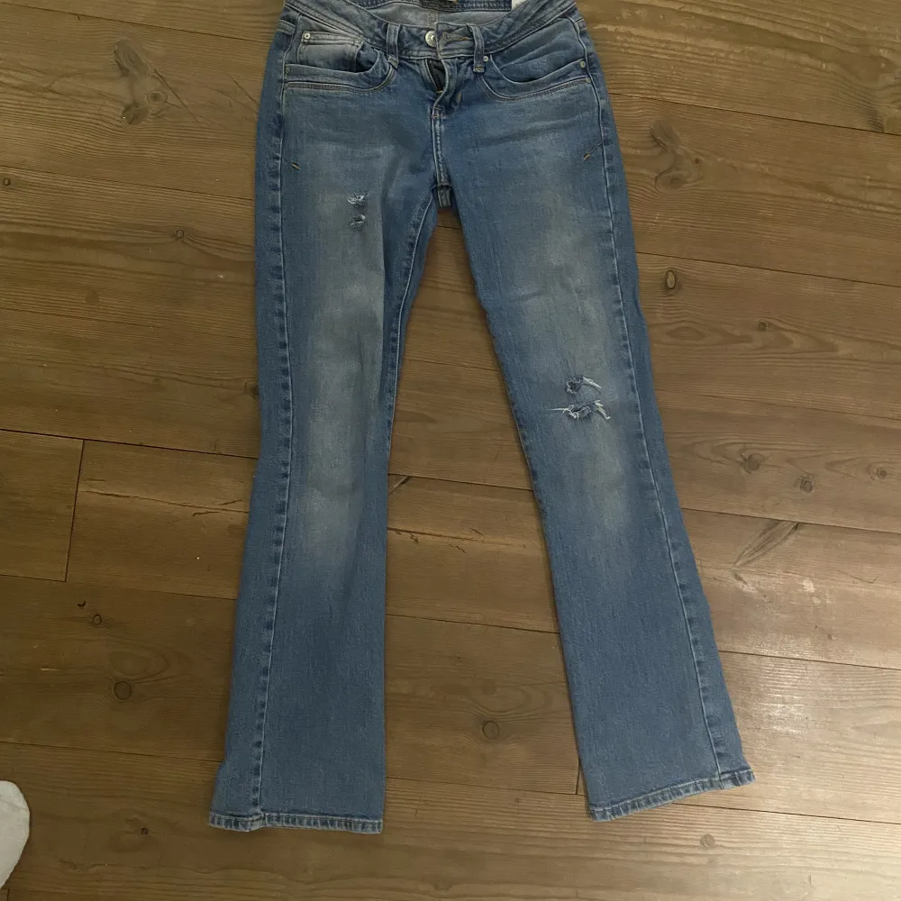 INTERESSKOLL på mina snygga blåa ltb jeans med slitningar💙 De är tyvärr försmå för mig därför vill jag sälja dem. Priset kan diskuteras och köparen står för frakten!. Jeans & Byxor.