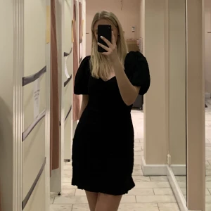 Svart klänning med puffärm  - Svart klänning med puffärmar från Gina Tricot. Helt ny! Prislapp kvar. 