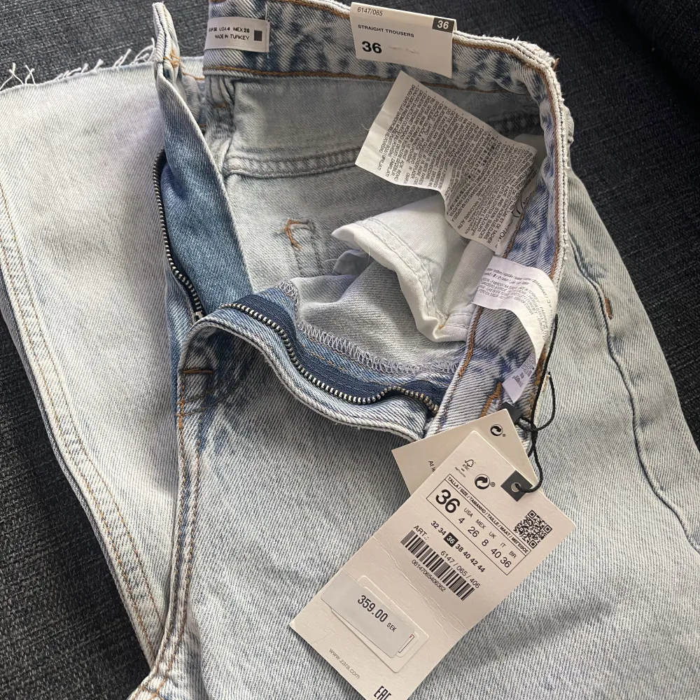 Säljer dessa super fina raka jeansen från zara i storlek 36💙 aldrig använda, moddelen på jeansen heter straight traousers💙. Jeans & Byxor.