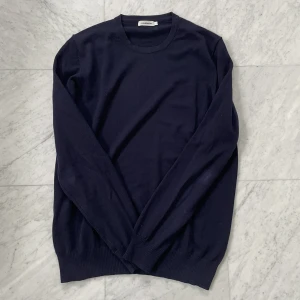 J.Lindeberg merinoull tröja - Säljer nu denna snygga tröja ifrån J.Lindeberg som är i 100% Merinoull. Tröjan är i fantastiskt skick och har inga tecken på användning - Nypris: 1600 kr - Storlek: L - Hör av er vid minsta fråga eller fundering :)